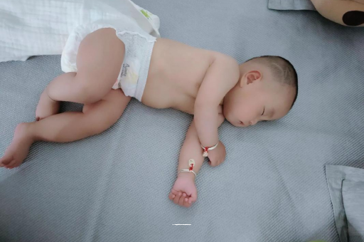 上海三个月宝宝抬头不稳